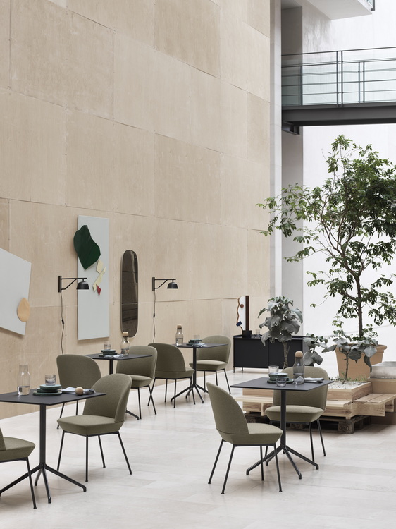 W-Oslo-side-chair-ocean-21-anthracite-black-still-cafe-table-black-ambit-wall-black-enfold-Muuto-org.jpg